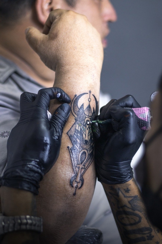 man tattooing, tattoo, arms
